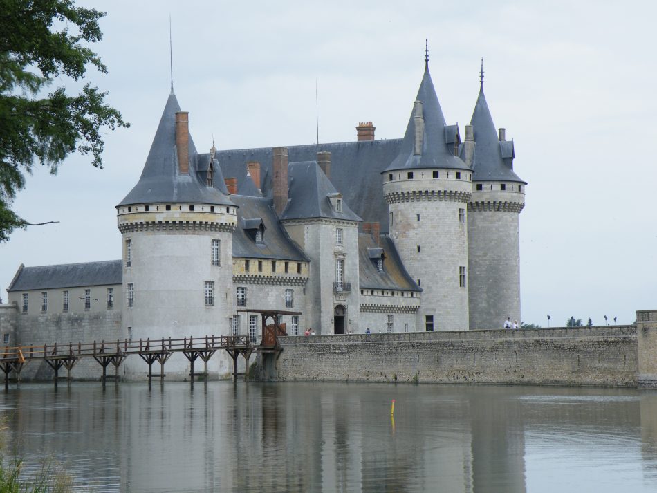 Château de Sully-sur-Loire (environ 50 km)