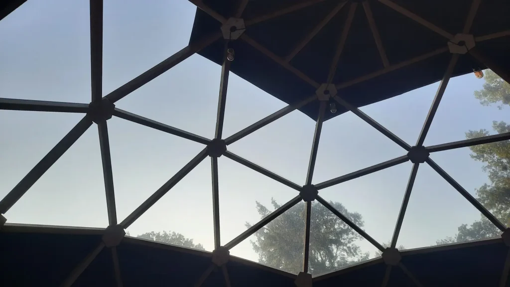Vue sur le ciel à travers la verrière du dôme