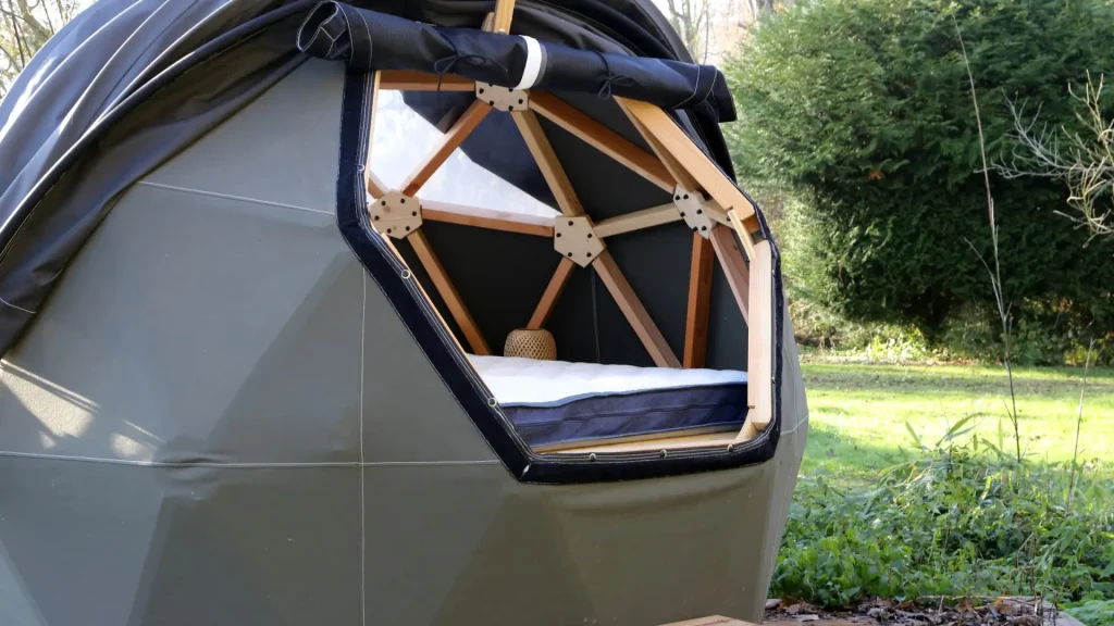 Fenêtre ouverte du dôme sur son jardin arboré